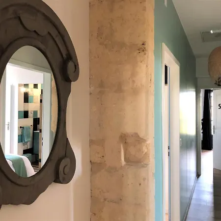 Du Château Le Conte Au Coeur Du Vignoble De Emilion Maison d'hôtes 4*