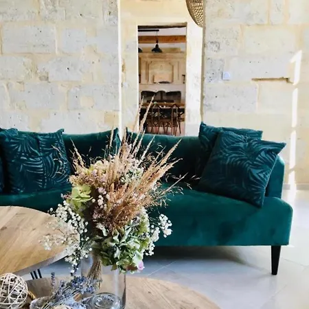 Du Château Le Conte Au Coeur Du Vignoble De Emilion Maison d'hôtes 4*