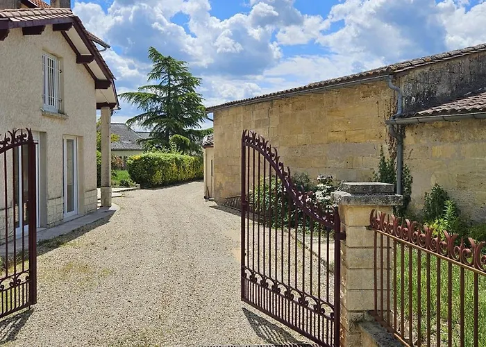 ゲストハウス D'hote & Chateau Le Conte - Emilion 4*